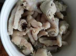 鸡爪煮熟捞出