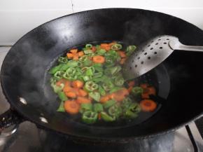 用开水烫一下蔬菜