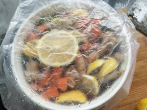 拌匀后加盖保鲜膜入冰箱冷藏