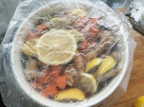 拌匀后加盖保鲜膜入冰箱冷藏