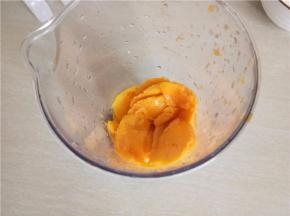 芒果切块放入料理杯