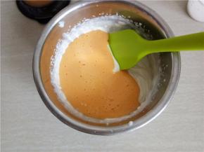 倒入芒果奶混合均匀