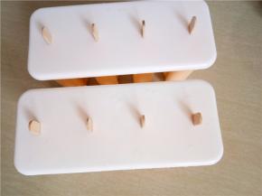 盖上盖子插上木棒入冰箱冷冻半天。冻好的雪糕在水龙头下冲几下即可脱模。