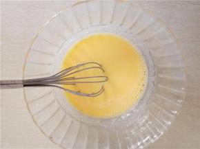 倒入牛奶搅打均匀