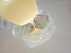 将面糊倒入裱花袋在底部剪个小口，口子不用剪太大