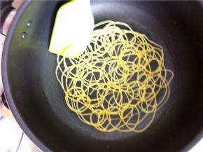 煎至定型后翻面