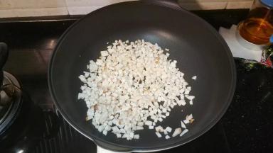 锅里热油放入杏鲍菇
