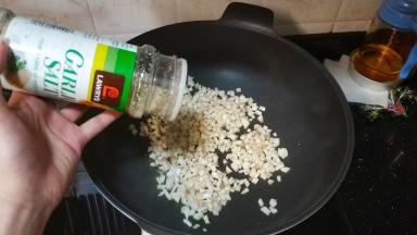 放入少许蒜盐调味