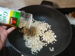 放入少许蒜盐调味