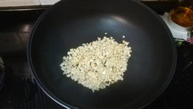 慢慢翻炒至熟透