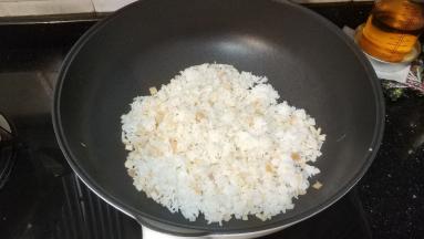 倒入剩饭，翻炒均匀
