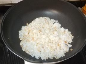 倒入剩饭，翻炒均匀
