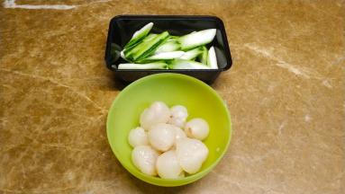 荔枝去皮、核；丝瓜切片