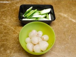 荔枝去皮、核；丝瓜切片