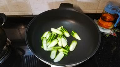 锅里放入少许油，倒入丝瓜