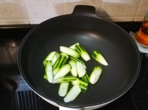 锅里放入少许油，倒入丝瓜