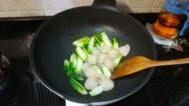 倒入荔枝继续翻炒