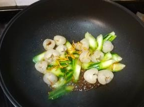 倒入酱油翻炒均匀即可