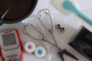 准备好所有工具。小锅，刮刀，打蛋器，裱花嘴，裱花袋，温度计，色素。