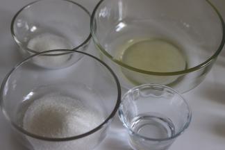 称重材料，分蛋，取蛋白到干净无水无油的盆中。