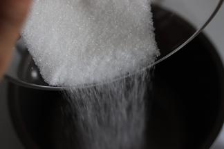 小锅中倒入细砂糖