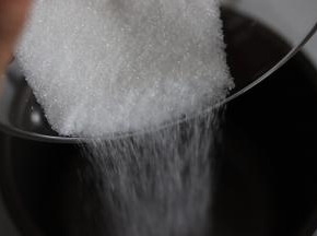 小锅中倒入细砂糖