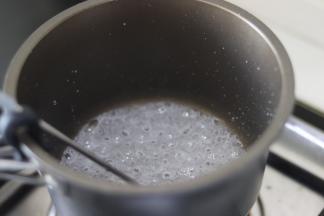 中小火，熬煮糖浆，大约熬到沸腾，105度左右，打发蛋白。