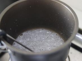 中小火，熬煮糖浆，大约熬到沸腾，105度左右，打发蛋白。