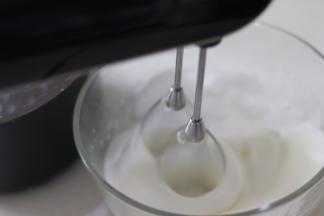 蛋白中加入盐，打散。