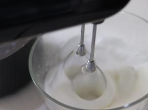 蛋白中加入盐，打散。