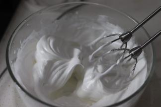 加入细砂糖，中高速打发，盆边的蛋白也要打匀，直到硬性发泡的状态。