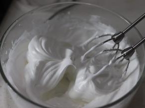 加入细砂糖，中高速打发，盆边的蛋白也要打匀，直到硬性发泡的状态。