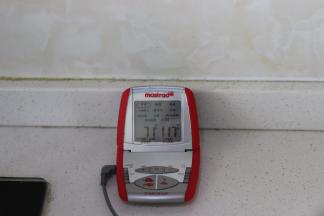 ：当糖浆熬到118度的时候，关火。糖浆分次倒入到打好的蛋白上，继续用电动打蛋器高速打，直到蛋白霜细腻有光泽，而且打蛋器略微有阻力，可以拉出小尖勾，就可以了。记得糖浆不要倒到打蛋头和盆壁。