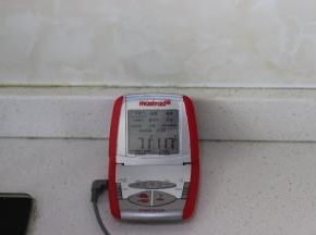 ：当糖浆熬到118度的时候，关火。糖浆分次倒入到打好的蛋白上，继续用电动打蛋器高速打，直到蛋白霜细腻有光泽，而且打蛋器略微有阻力，可以拉出小尖勾，就可以了。记得糖浆不要倒到打蛋头和盆壁。