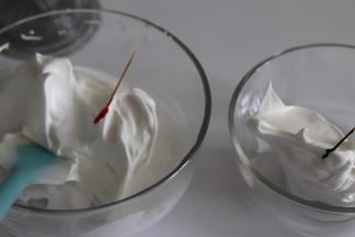 现在可以90度预热烤箱了。分一部分蛋白霜出来，分别放不同颜色的色素。