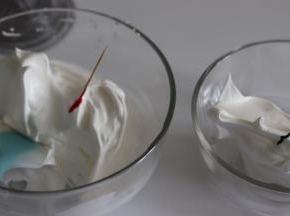 现在可以90度预热烤箱了。分一部分蛋白霜出来，分别放不同颜色的色素。