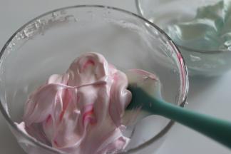 俩个盆中，都稍微翻拌一下。