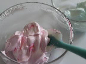 俩个盆中，都稍微翻拌一下。