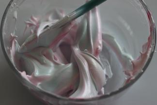 可以取一部分到另外一种颜色中，稍微翻拌一下。