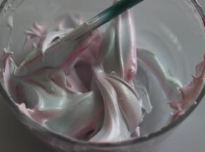 可以取一部分到另外一种颜色中，稍微翻拌一下。