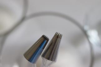 裱花袋装好裱花嘴，放置到高的杯子中。