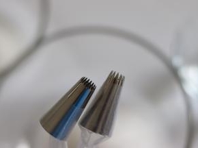 裱花袋装好裱花嘴，放置到高的杯子中。