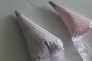 俩部分蛋白霜，分别放到裱花袋中，排出空气，扎紧上口。