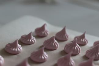 分别挤到垫了烤纸的烤盘中。