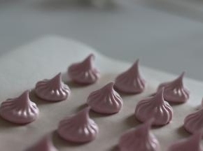 分别挤到垫了烤纸的烤盘中。