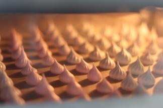 送到烤箱中，90度，烘烤2.5小时左右。可以轻松的拿起糖，就表示烤好了。