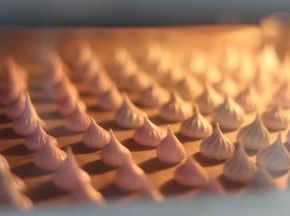 送到烤箱中，90度，烘烤2.5小时左右。可以轻松的拿起糖，就表示烤好了。