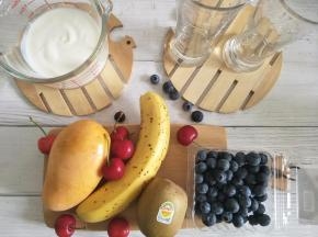 准备水果和酸奶。