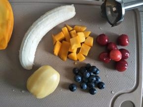 洗净并处理好水果。