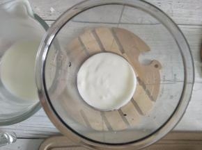 取一部分酸奶，倒入搅拌杯中。